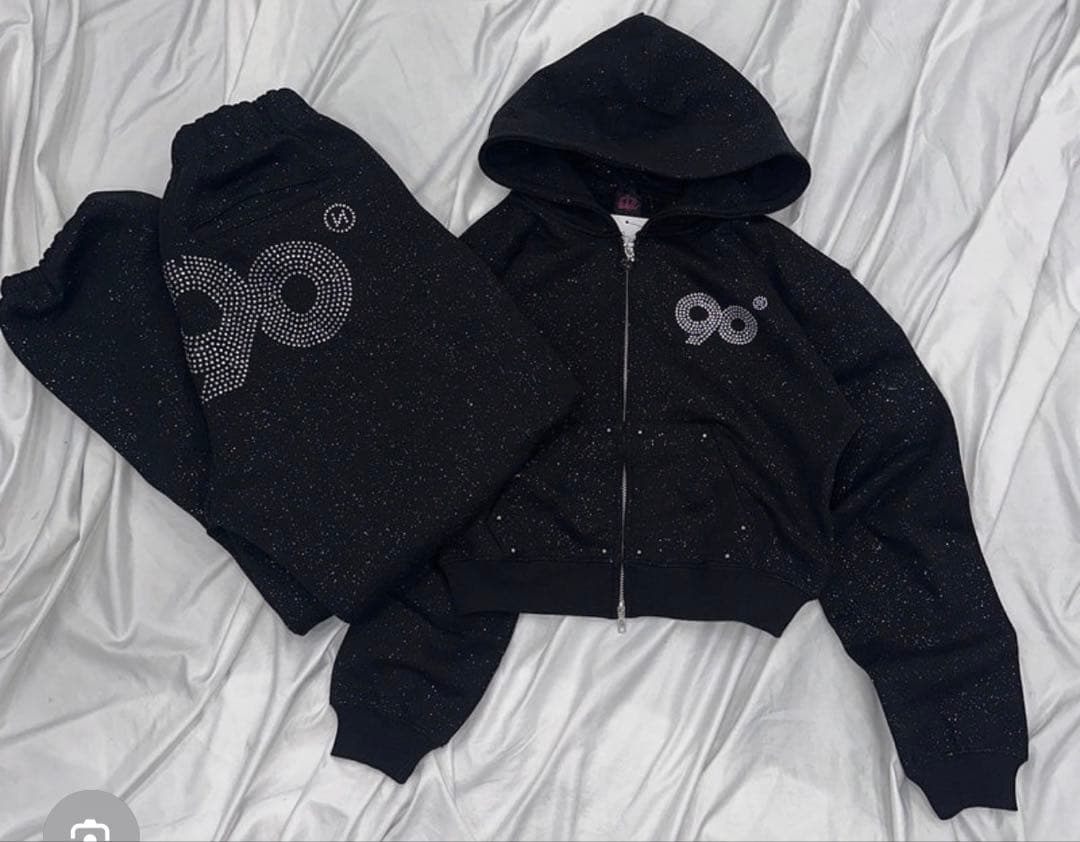 クロップドブラックパーカー