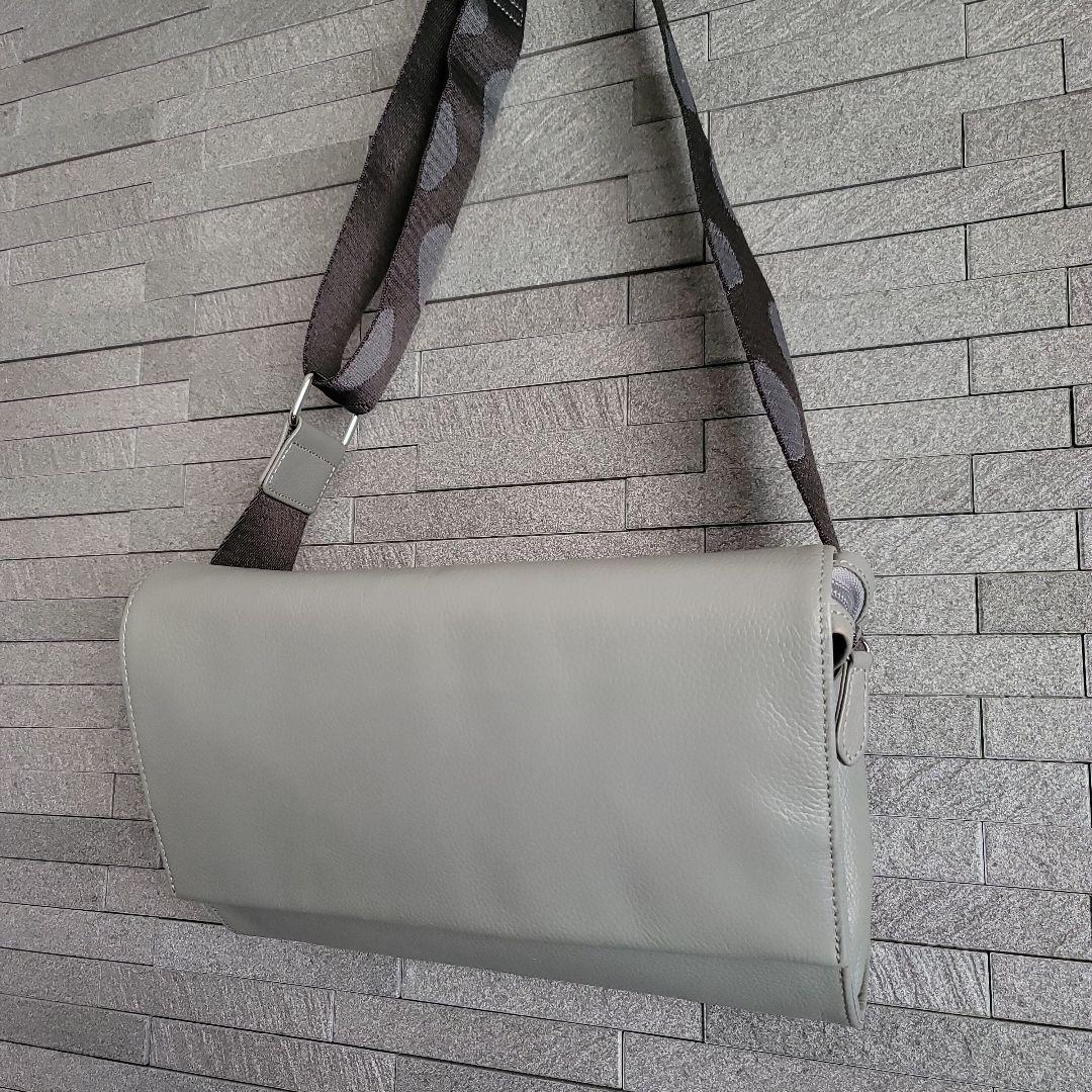 イアパピヨネ 柄ワイドテープ ショルダーバッグ グレー