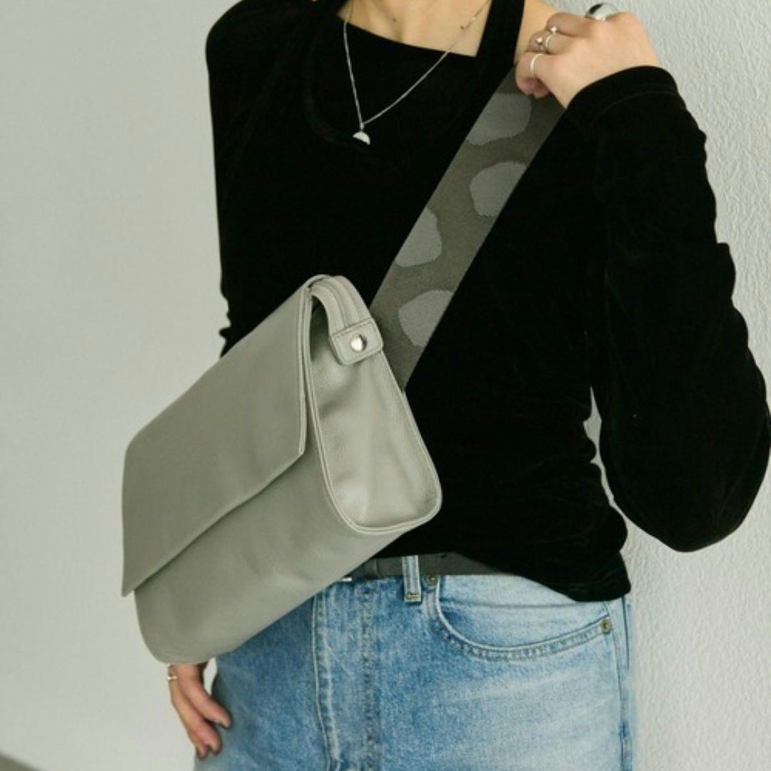 イアパピヨネ 柄ワイドテープ ショルダーバッグ グレー