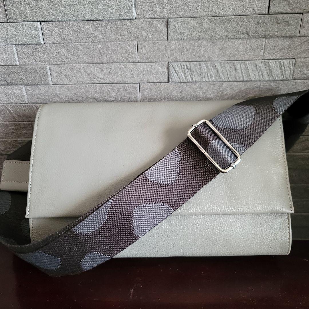 イアパピヨネ 柄ワイドテープ ショルダーバッグ グレー