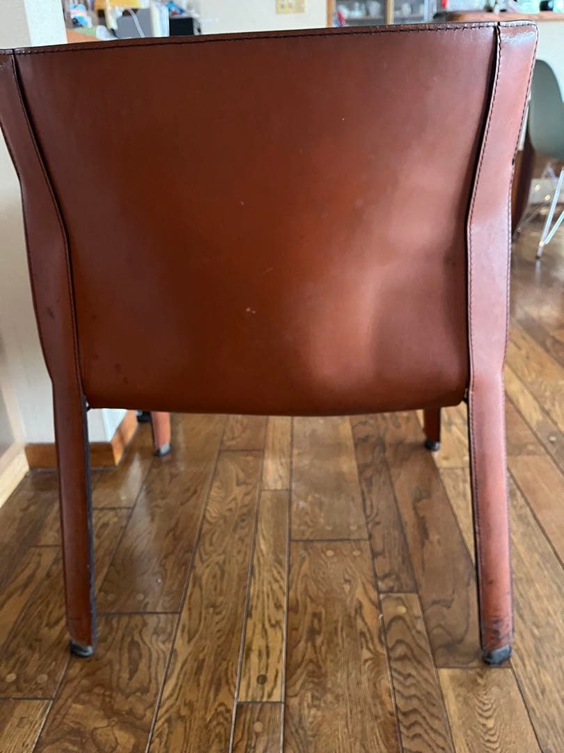 カッシーナのラウンジアームチェア、スチールフレームを本革で包む。ビンテージ品。