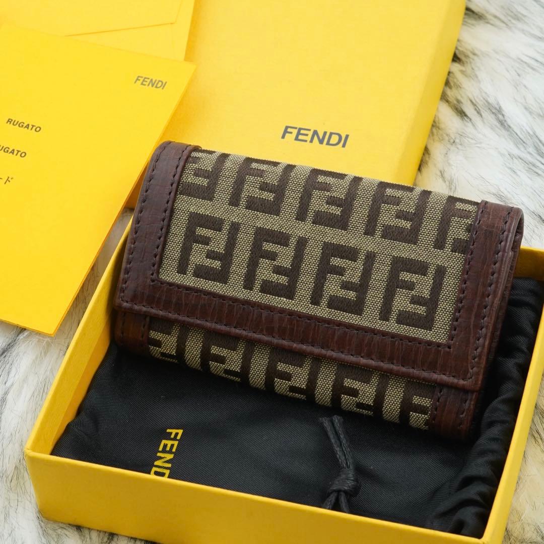 極美品　箱付き　FENDI フェンディ　キーケース　ズッカ柄　FFロゴ　ブラウン