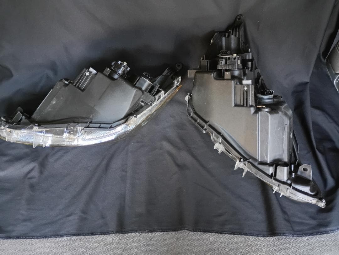 アクア　/　AQUA 　NHP10　左右ヘッドライト