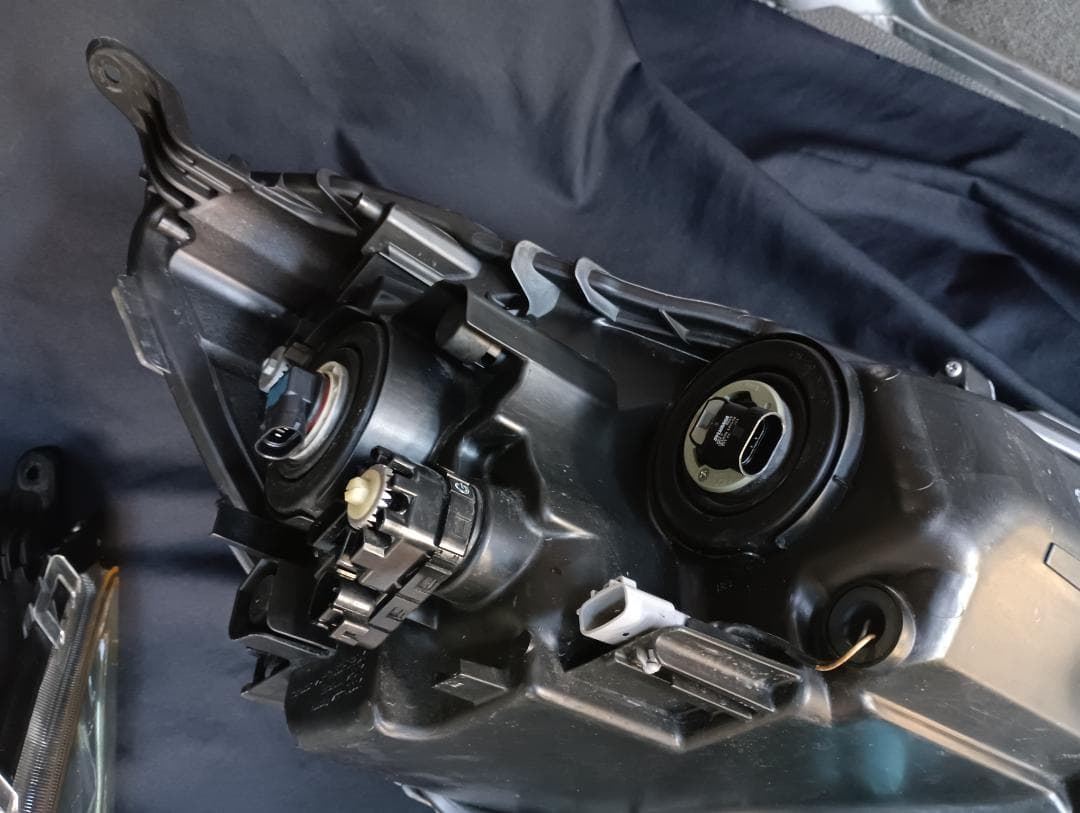 アクア　/　AQUA 　NHP10　左右ヘッドライト