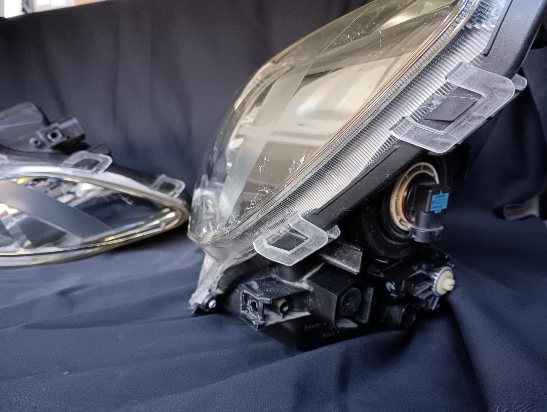 アクア　/　AQUA 　NHP10　左右ヘッドライト