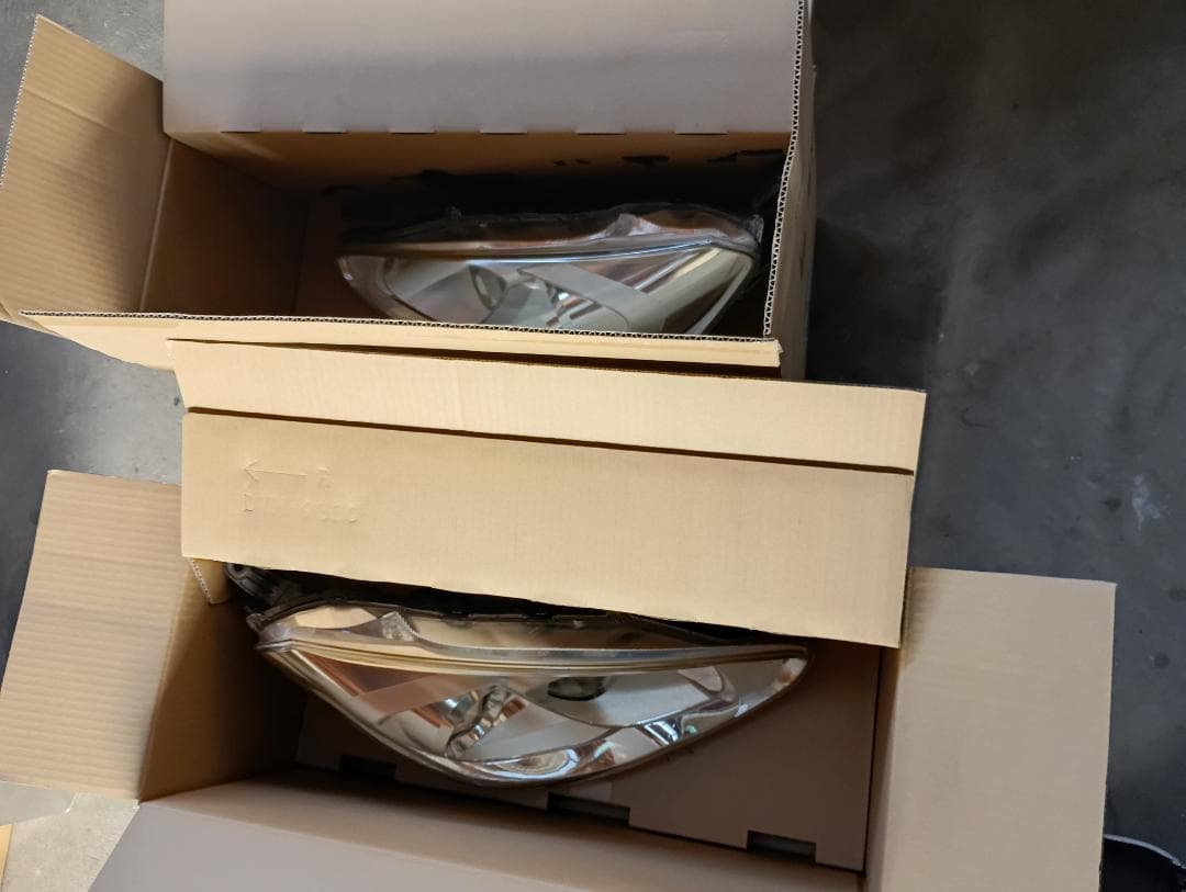 アクア　/　AQUA 　NHP10　左右ヘッドライト