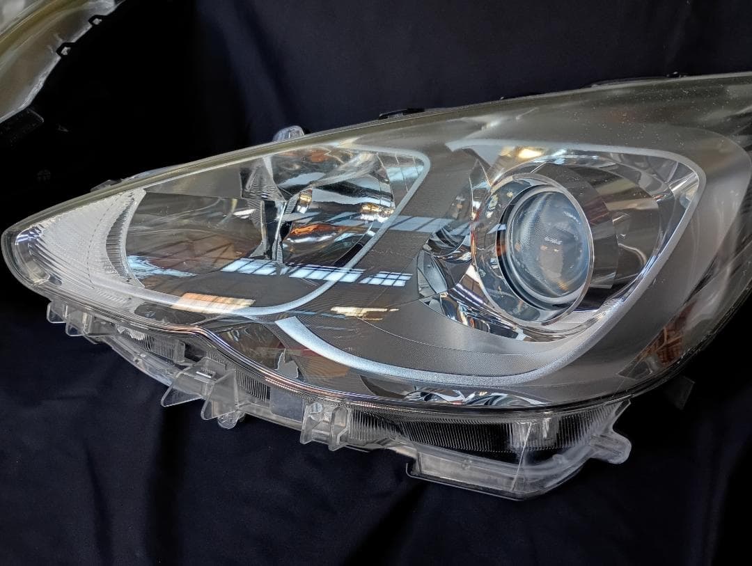 アクア　/　AQUA 　NHP10　左右ヘッドライト