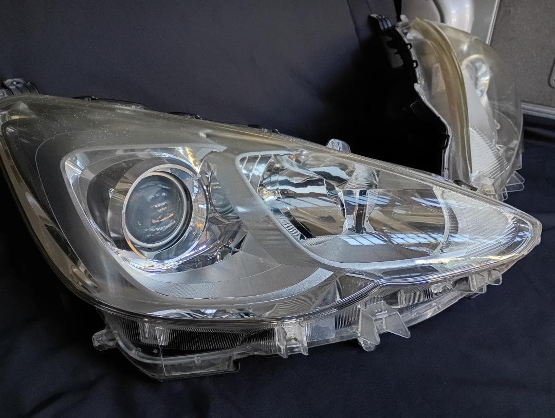 アクア　/　AQUA 　NHP10　左右ヘッドライト