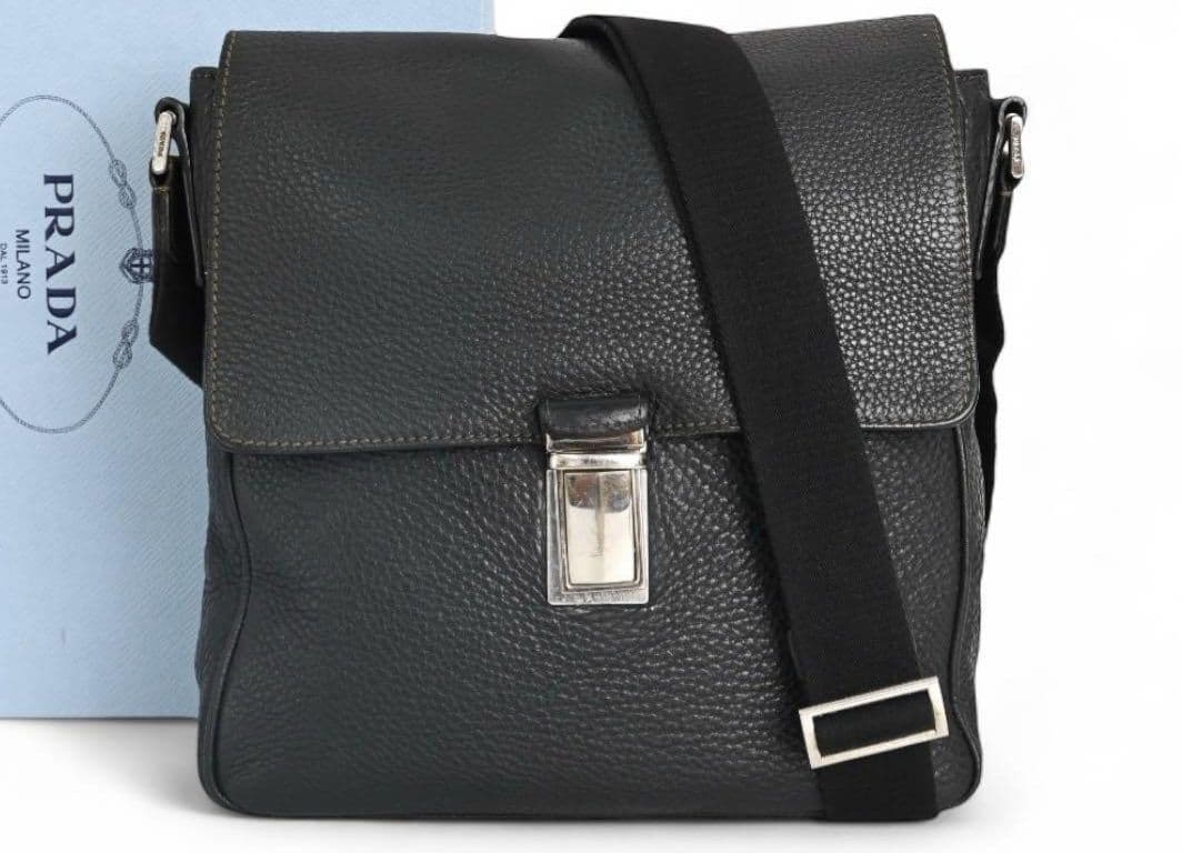 【美品】プラダ 本革 ショルダーバッグ サコッシュ 黒 三角 斜め掛け