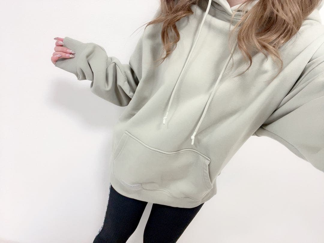 新品タグ付♡VALENCIANO ヴァレンティアーノ　バックロゴ　フーディー