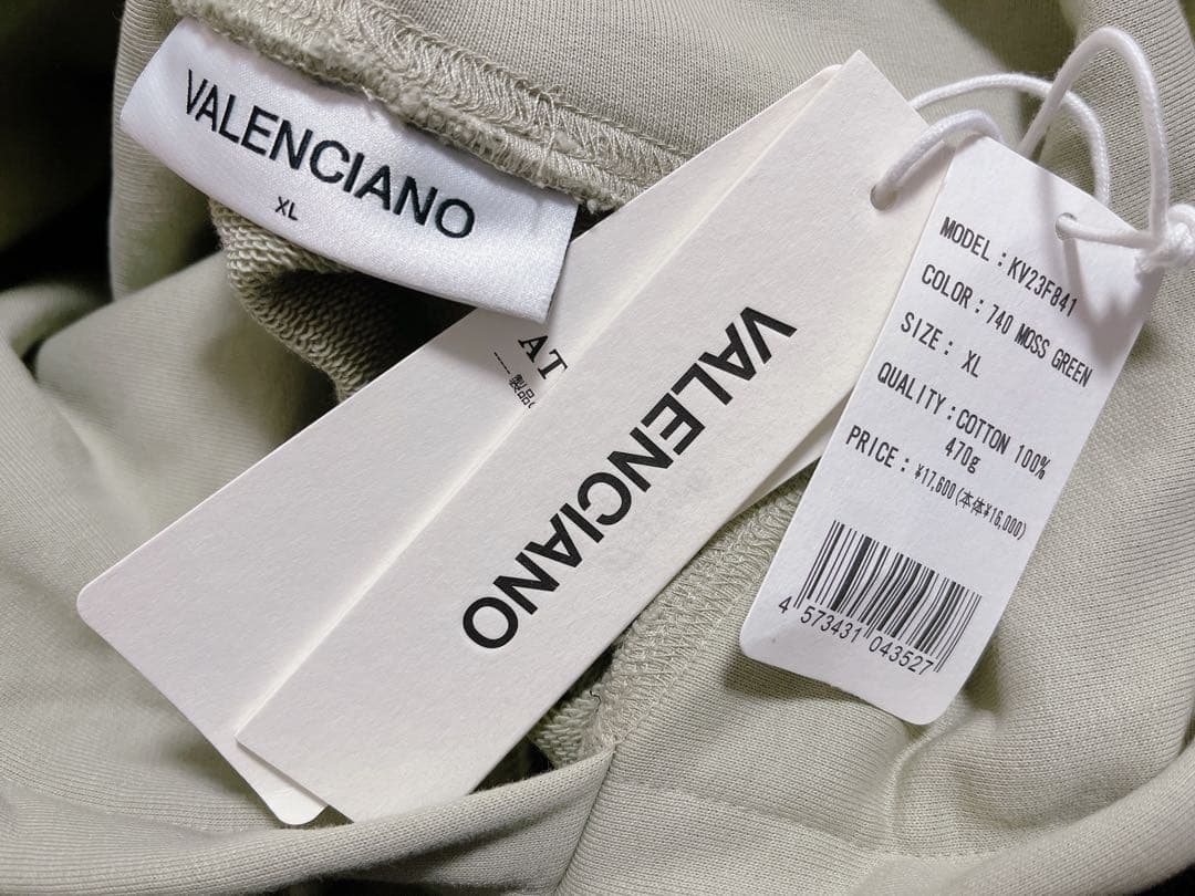 新品タグ付♡VALENCIANO ヴァレンティアーノ　バックロゴ　フーディー
