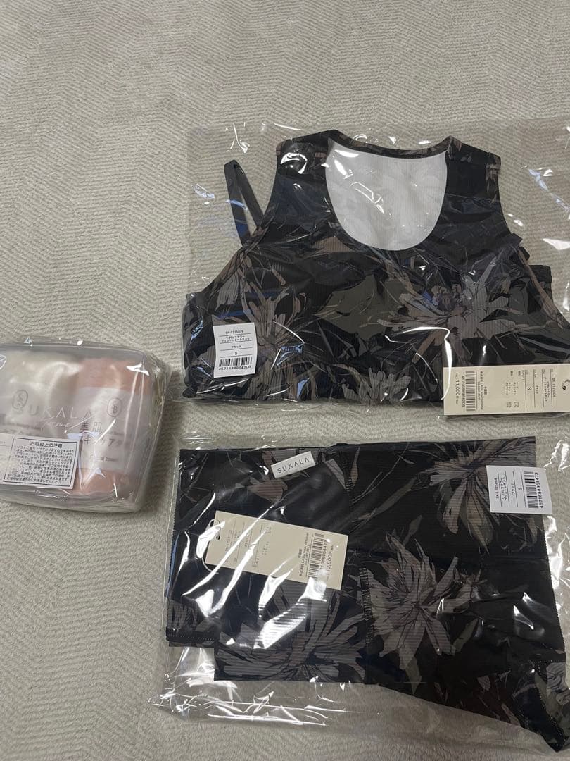 SUKURA 花柄ヨガウェア タンクトップとレギンスセット 美肌タオル付き