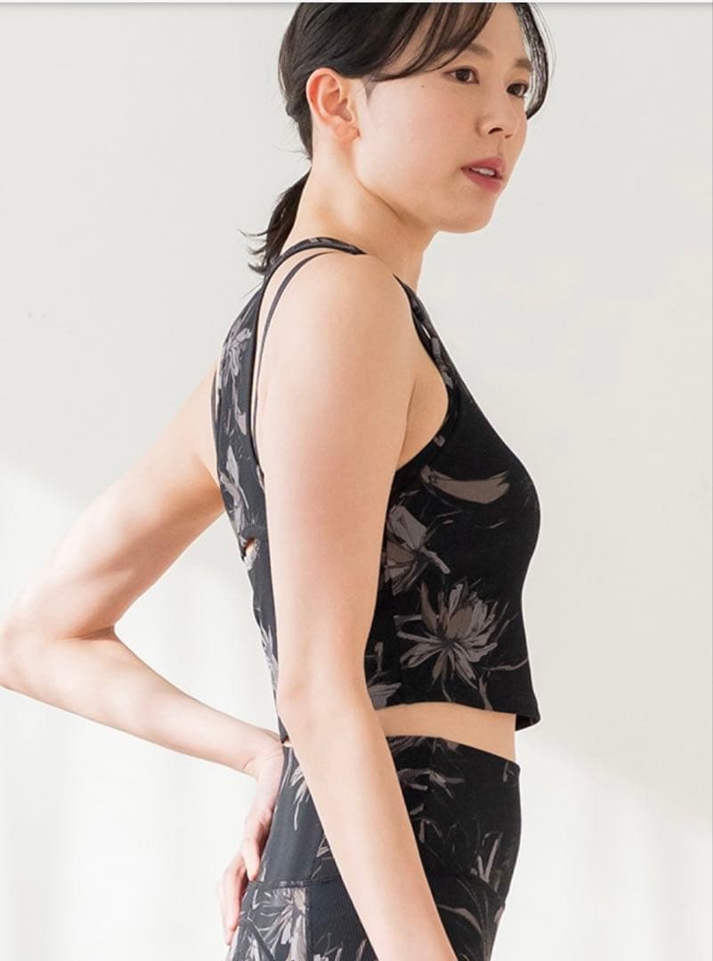 SUKURA 花柄ヨガウェア タンクトップとレギンスセット 美肌タオル付き