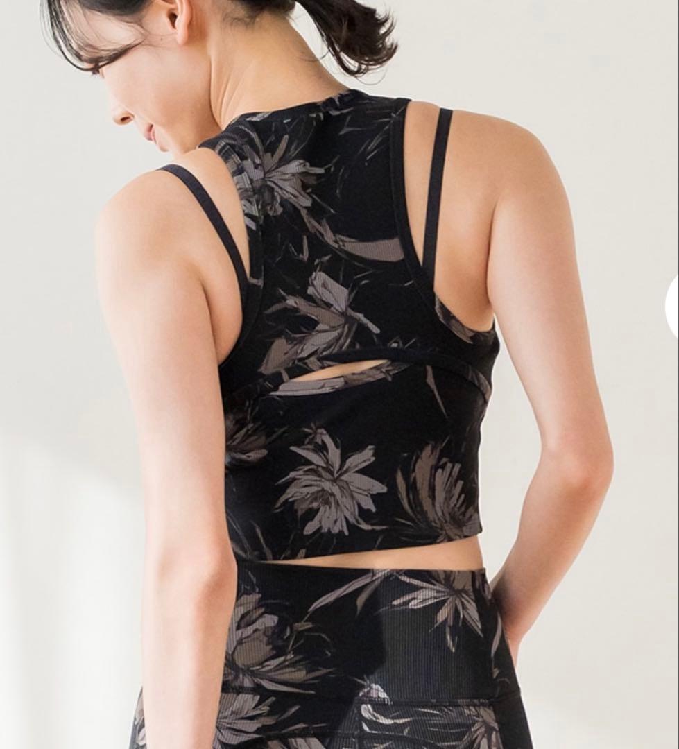 SUKURA 花柄ヨガウェア タンクトップとレギンスセット 美肌タオル付き