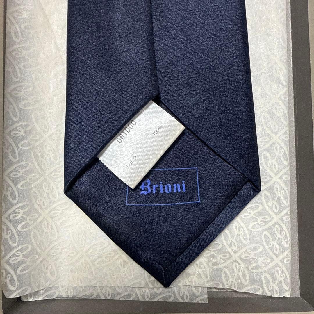 美品　ブリオーニ　ネクタイ　紺　無地　シルクジャガード
