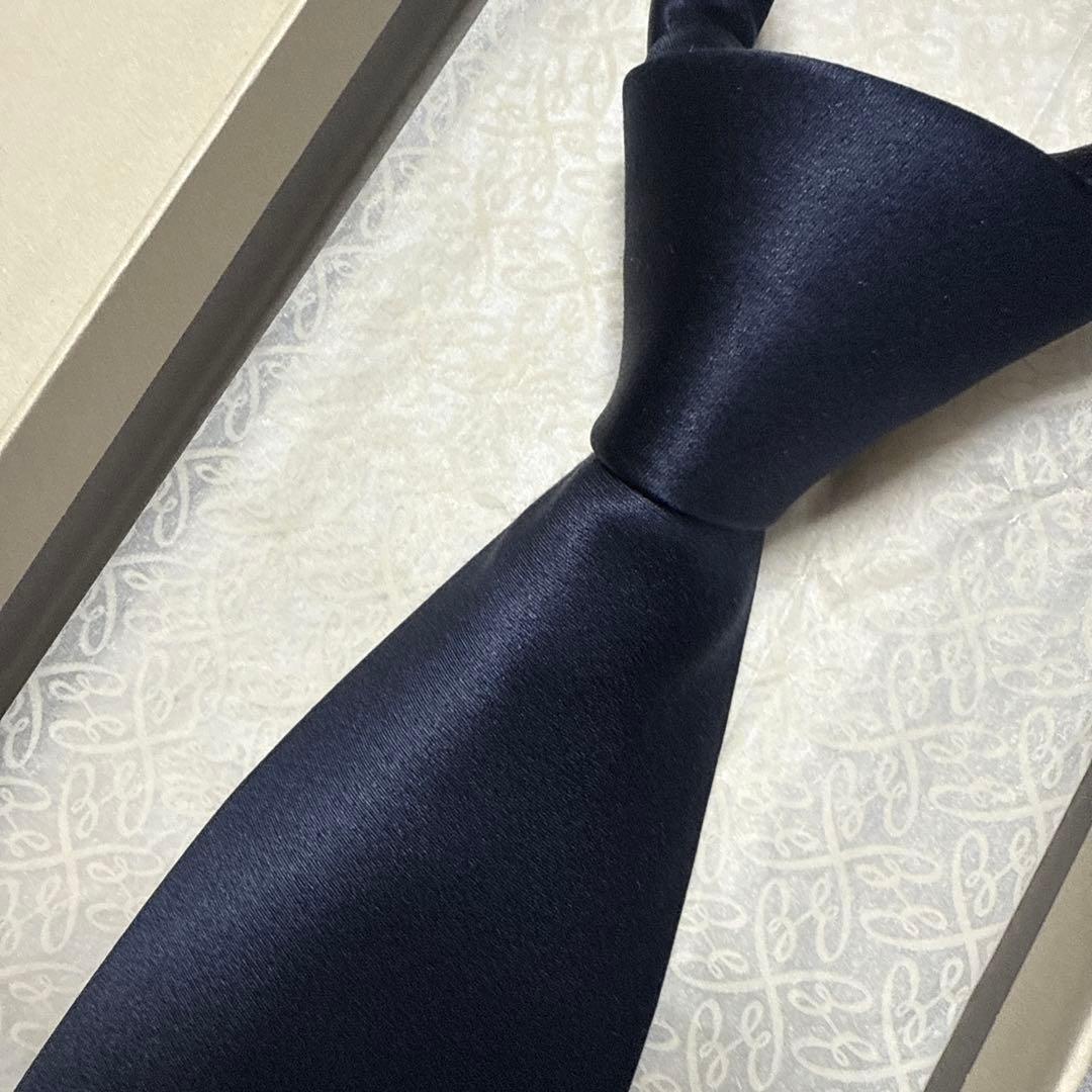 美品　ブリオーニ　ネクタイ　紺　無地　シルクジャガード