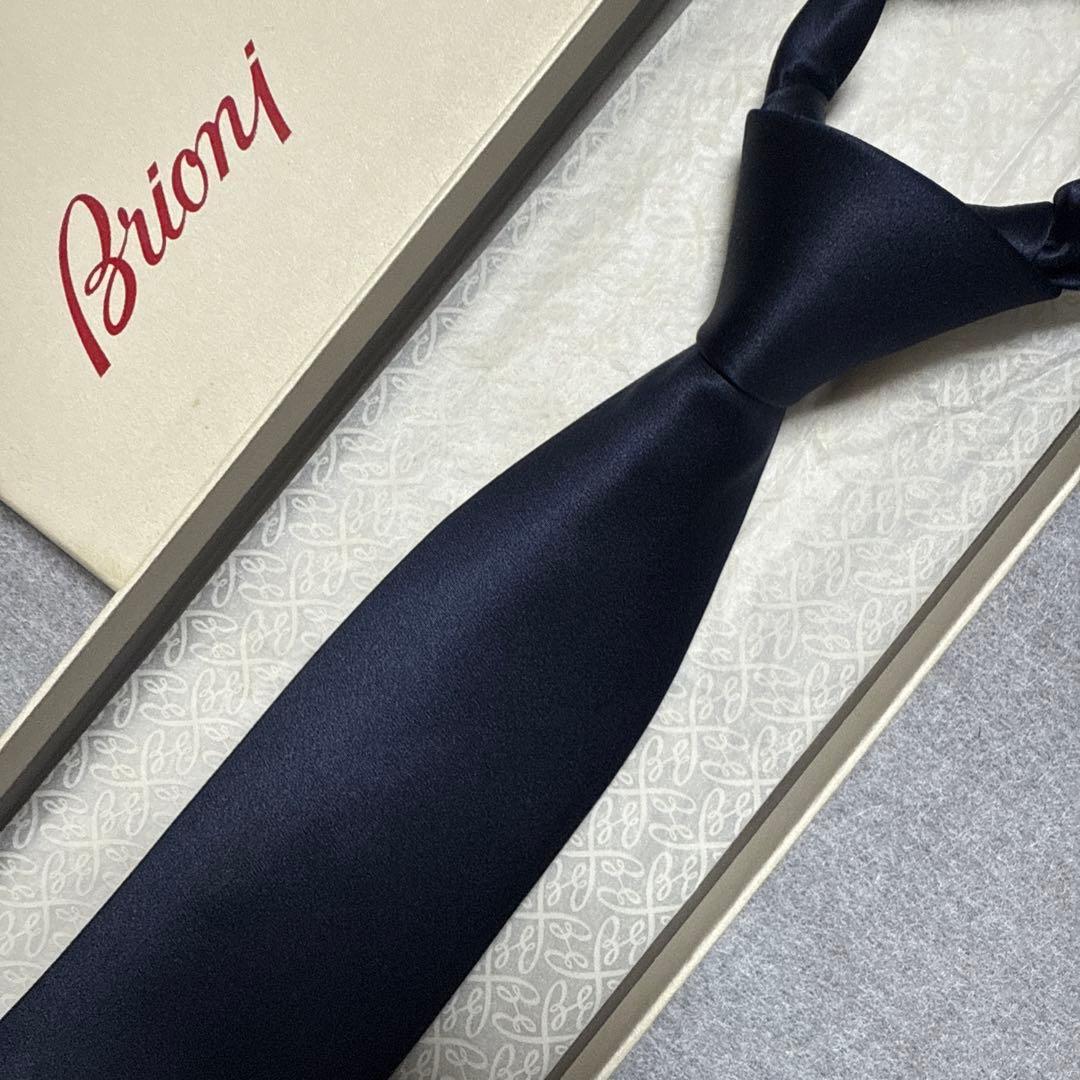 美品　ブリオーニ　ネクタイ　紺　無地　シルクジャガード