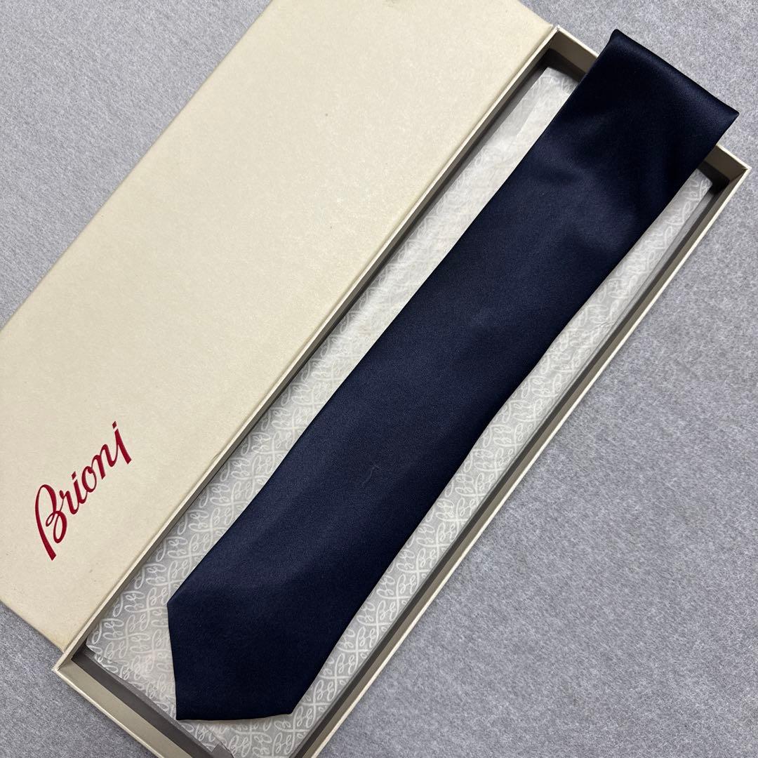 美品　ブリオーニ　ネクタイ　紺　無地　シルクジャガード