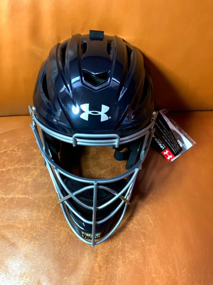 新品2026年★アメリカ限定発売☆アンダーアーマー☆キャッチャーヘルメット☆紺