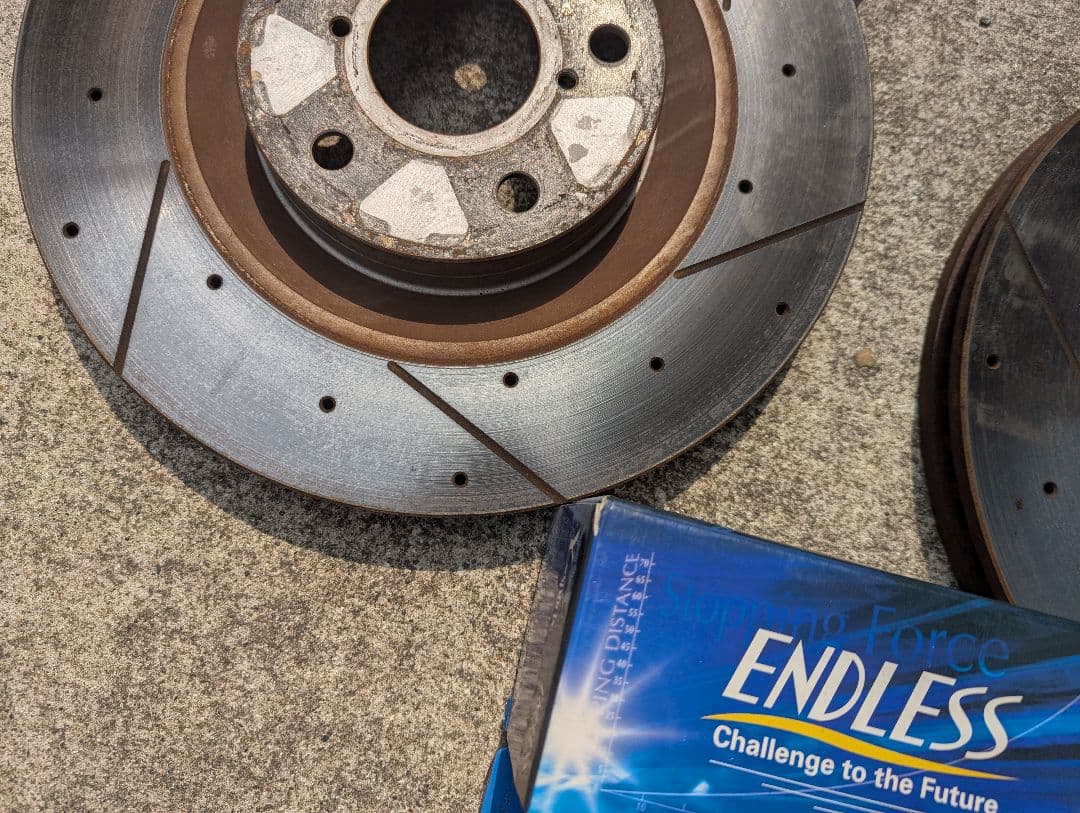 マークX133に使用　スリット入りブレーキローターとENDLESS製パッドセット