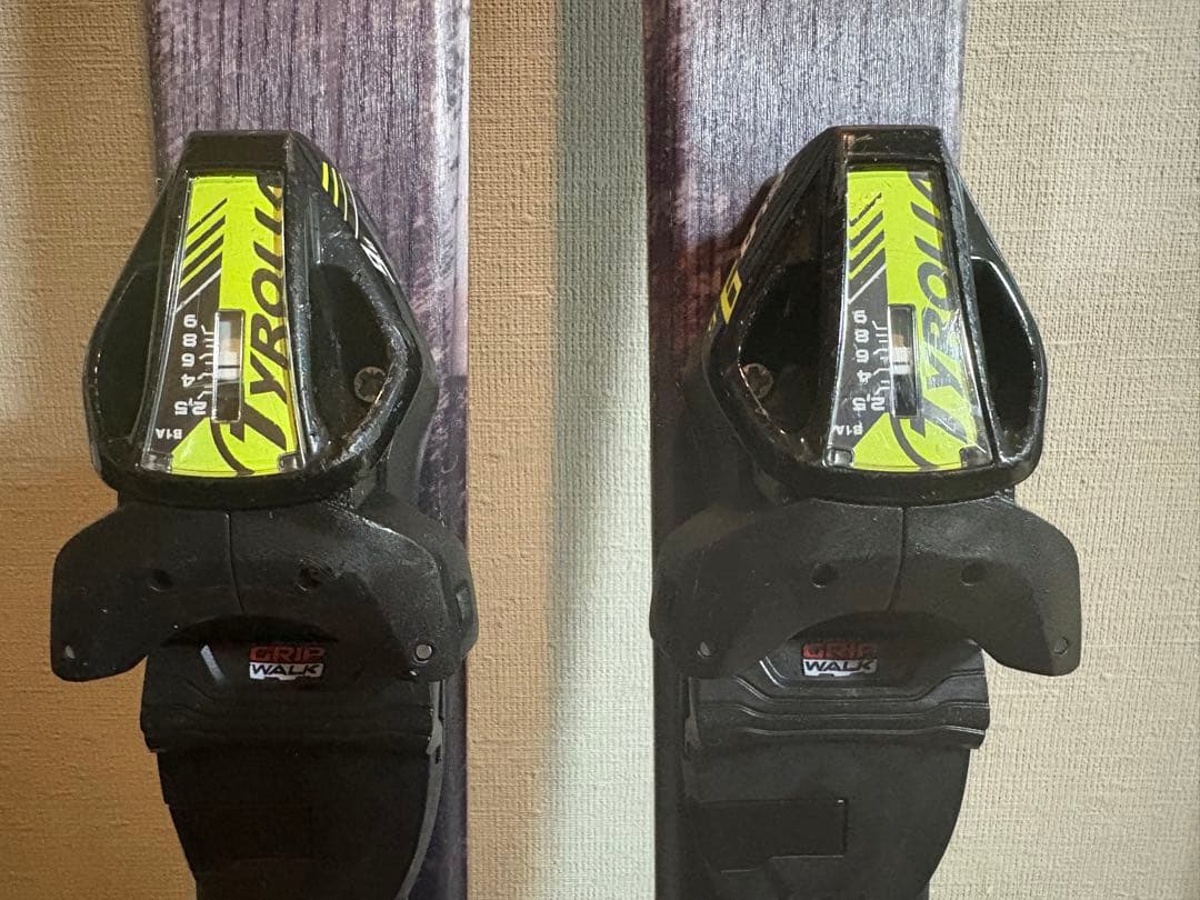 Hart スキー板 Tyrolia ビンディング付き、ストック付き、ケース付き