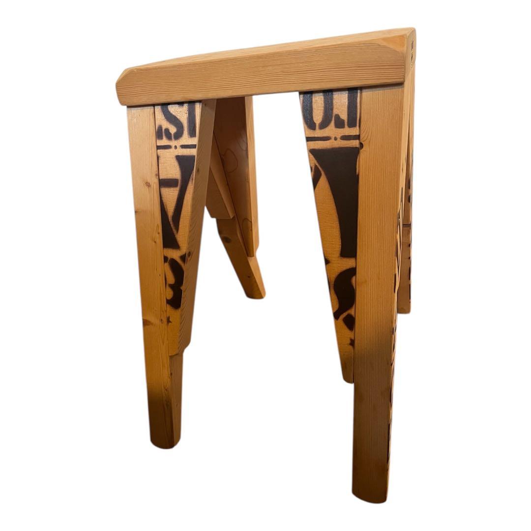 M&M CUSTOM PERFORMANCE FURNITUREロゴ入りスツール