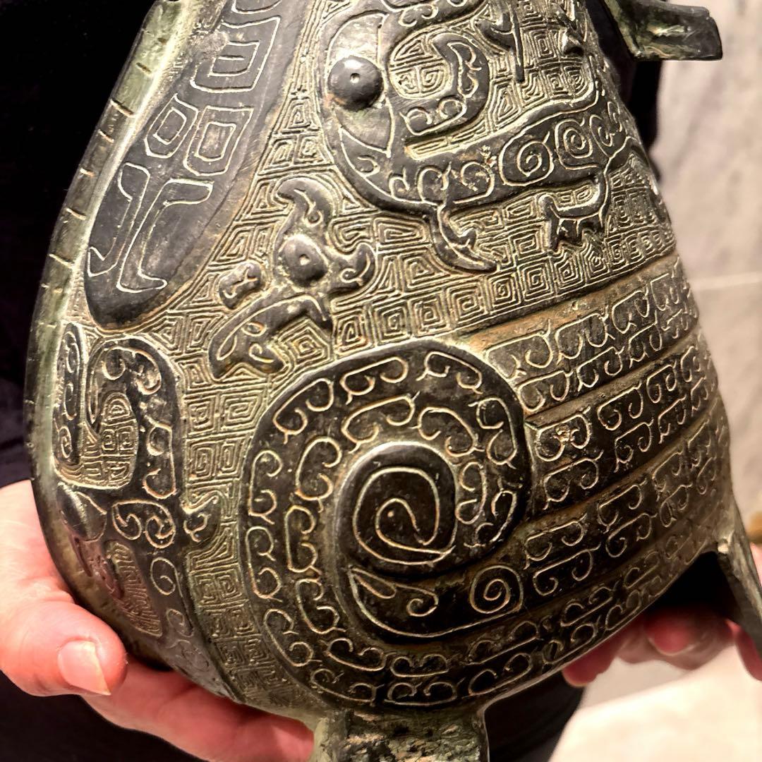 Kohaku中国体に施された幾何学模様が芸術的で高級感のある鳥とオリエンタル鳥