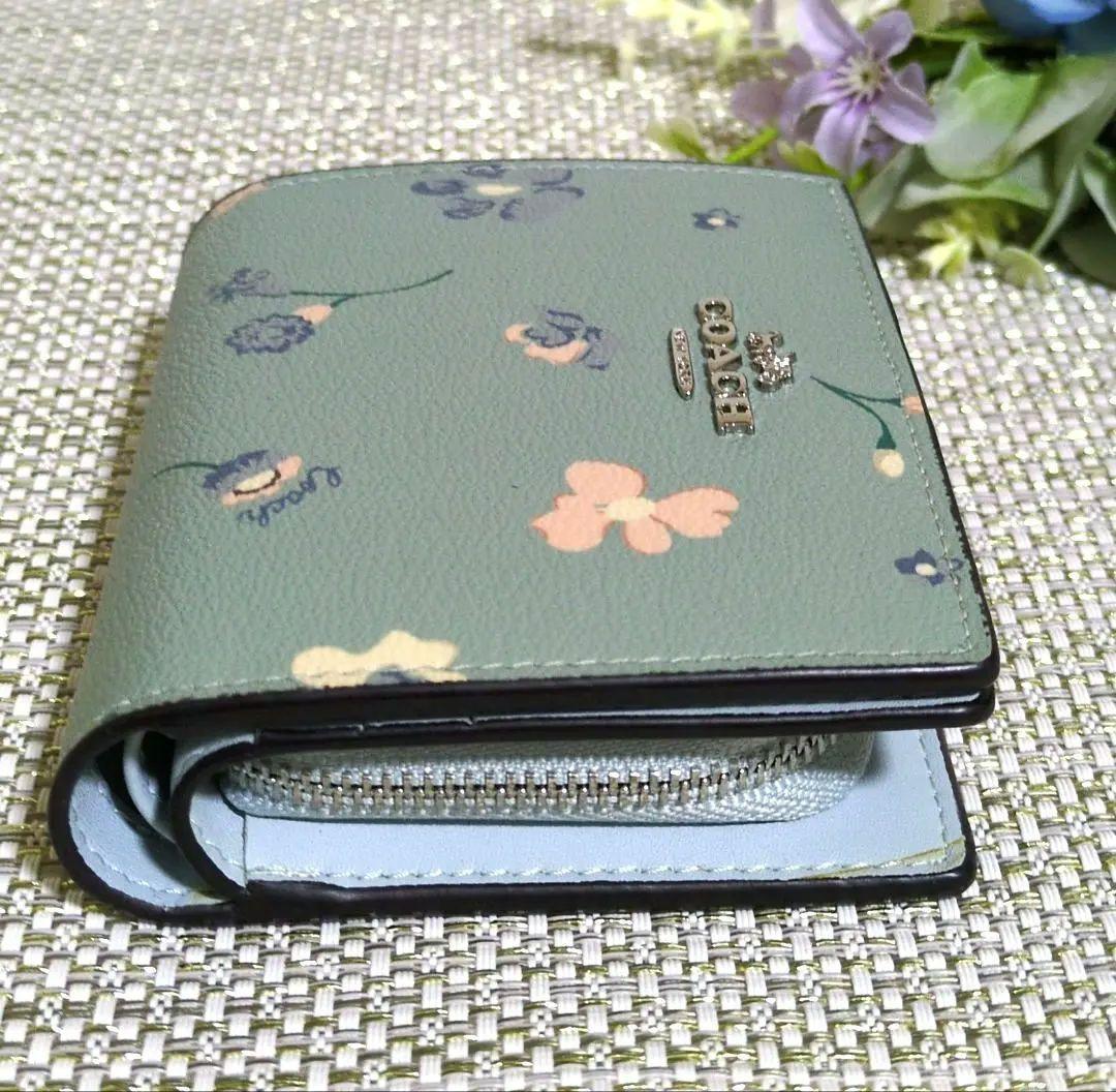COACH グリーン 花柄 折財布 パス入れあり　美品✨️