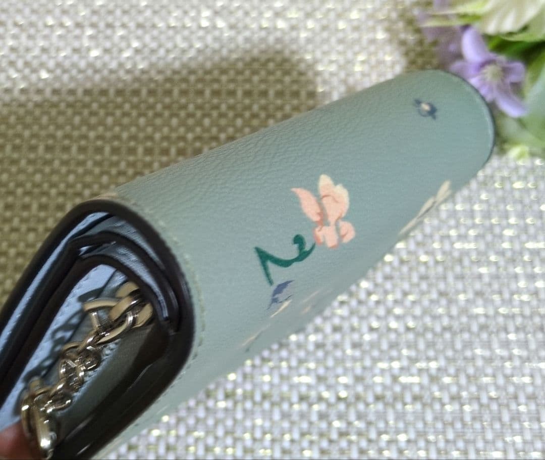 COACH グリーン 花柄 折財布 パス入れあり　美品✨️