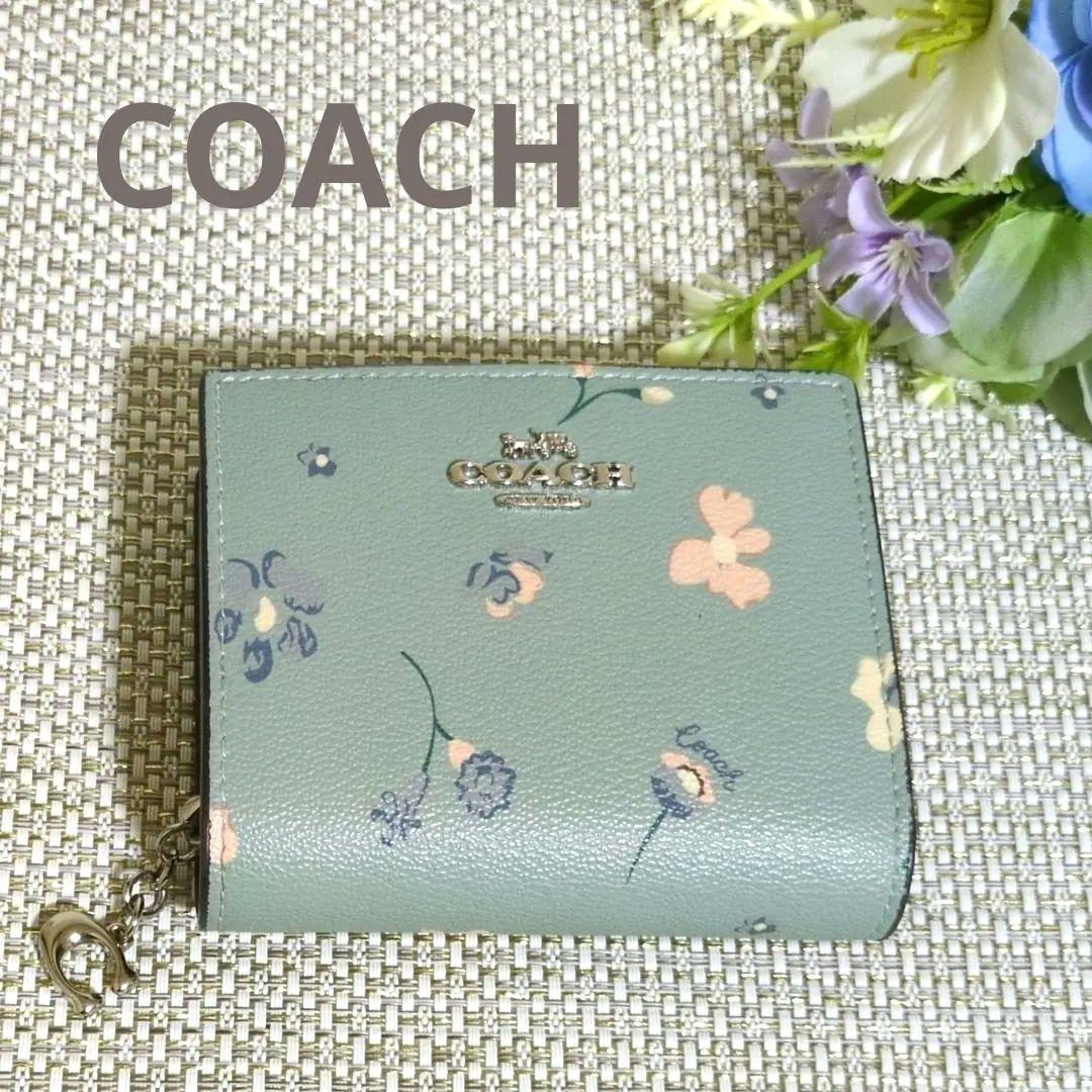 COACH グリーン 花柄 折財布 パス入れあり　美品✨️