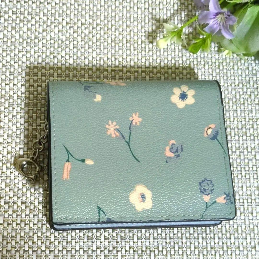 COACH グリーン 花柄 折財布 パス入れあり　美品✨️