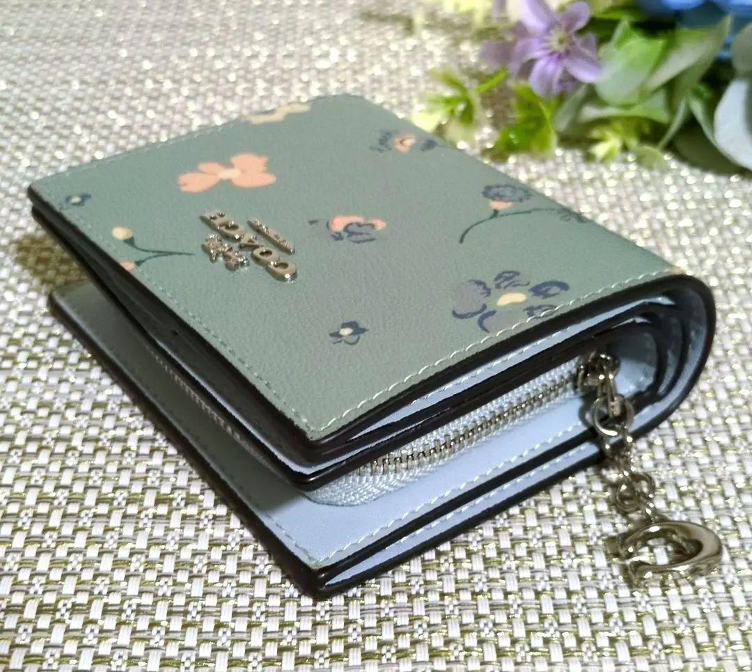 COACH グリーン 花柄 折財布 パス入れあり　美品✨️