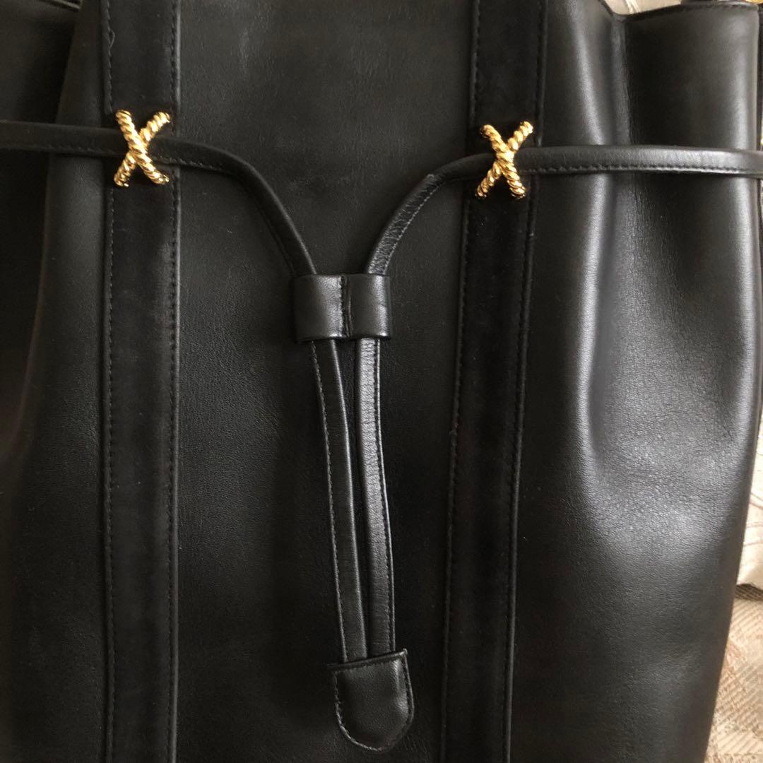 KIMIJIMA 黒いレザーバケットバッグ ゴールド金具付き 縦スエードデザイン