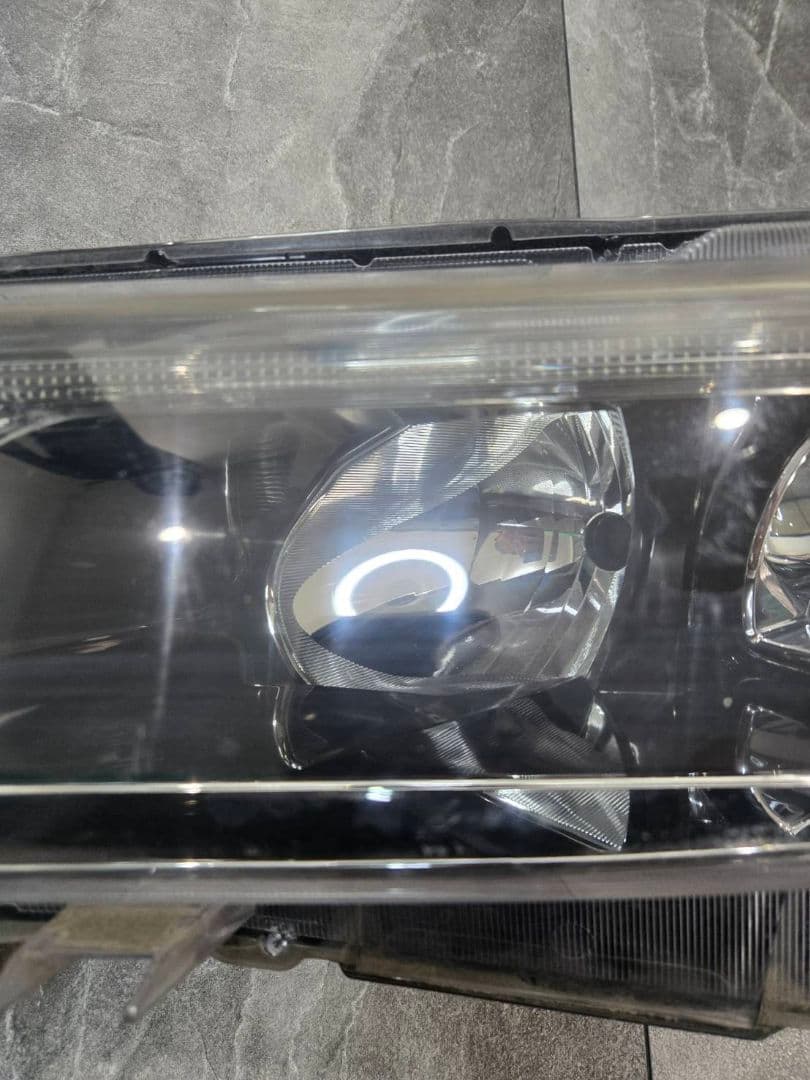 ZSU60W　トヨタ　60ハリアー　ヘッドライト