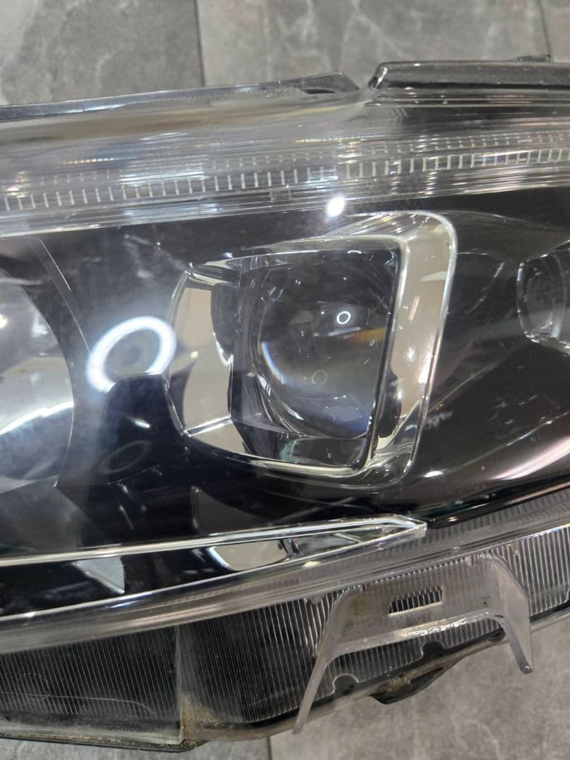 ZSU60W　トヨタ　60ハリアー　ヘッドライト