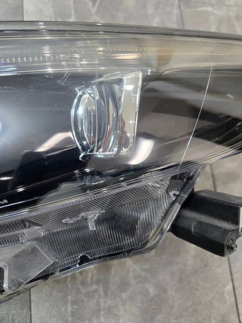 ZSU60W　トヨタ　60ハリアー　ヘッドライト