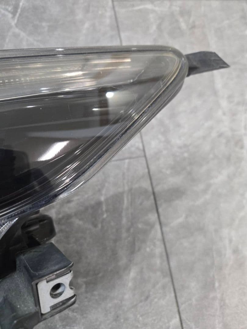 ZSU60W　トヨタ　60ハリアー　ヘッドライト