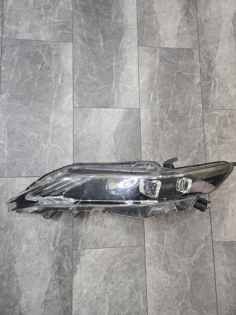 ZSU60W　トヨタ　60ハリアー　ヘッドライト