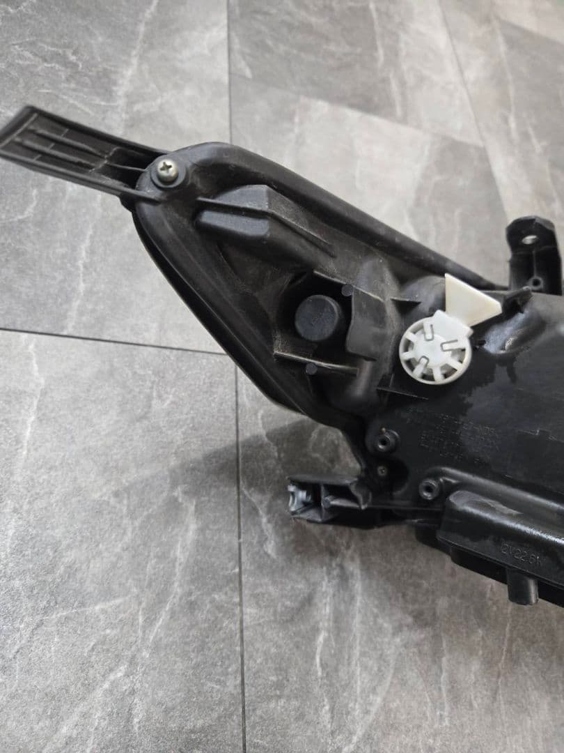 ZSU60W　トヨタ　60ハリアー　ヘッドライト