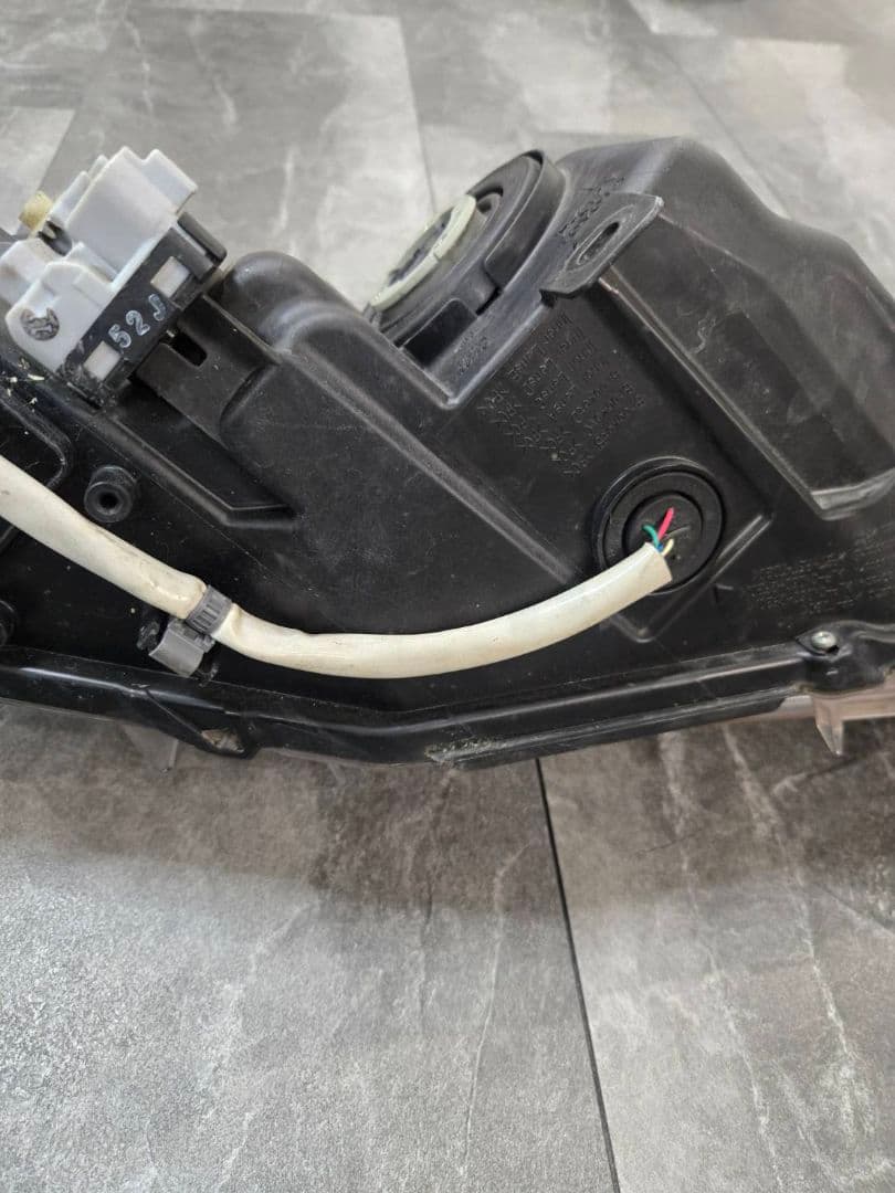 ZSU60W　トヨタ　60ハリアー　ヘッドライト