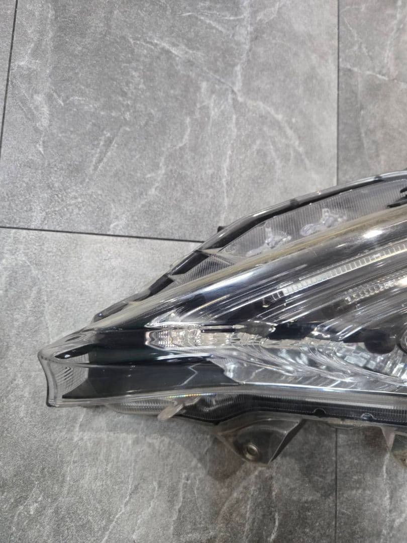 ZSU60W　トヨタ　60ハリアー　ヘッドライト