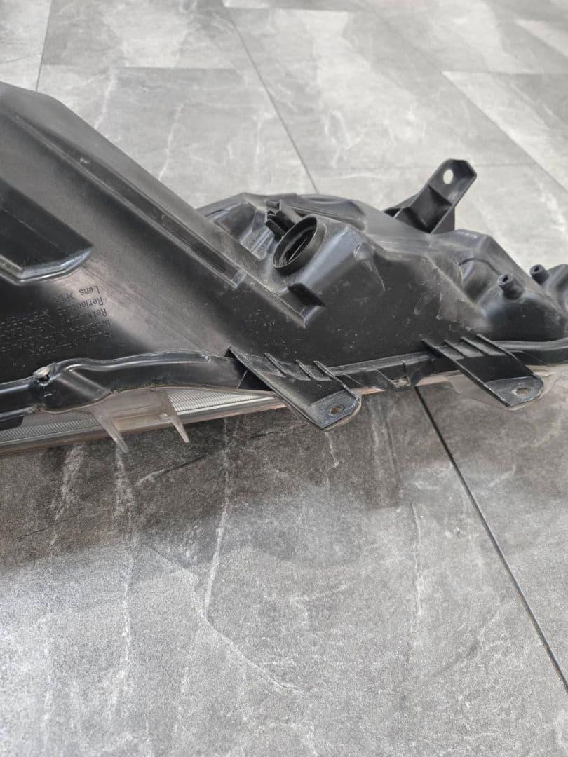 ZSU60W　トヨタ　60ハリアー　ヘッドライト