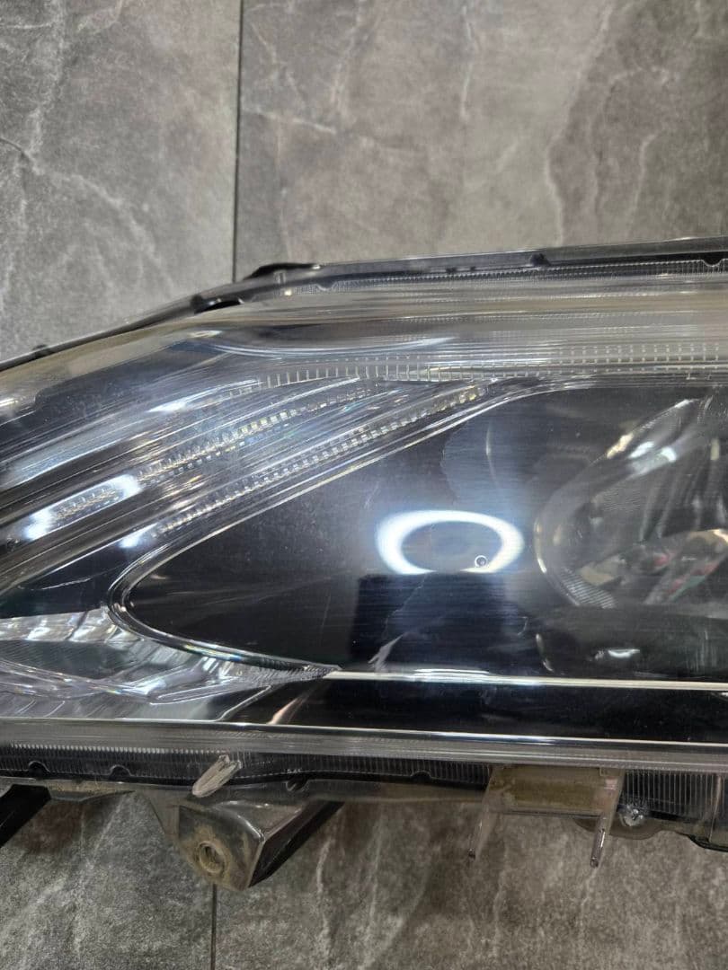 ZSU60W　トヨタ　60ハリアー　ヘッドライト