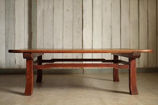 古い木製無垢材のテーブル