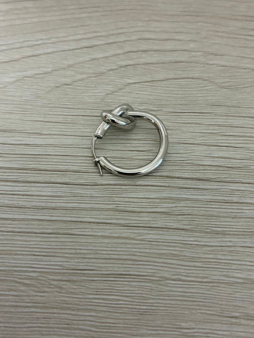 セリーヌ　ノットフープピアス　片耳