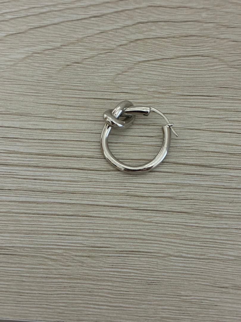 セリーヌ　ノットフープピアス　片耳