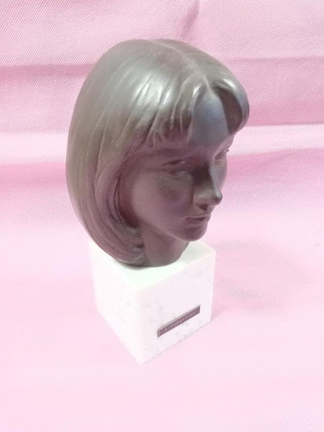 舟越保武作　ブロンズ像　””K嬢””　　美人像　高さ21センチ