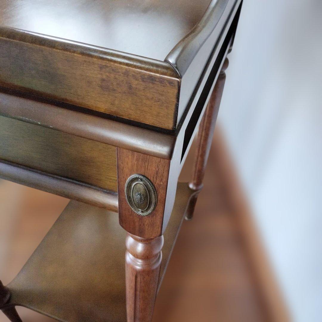 マレーシア製 クラシック 木製サイドテーブル　引き出し付き／アンティーク調