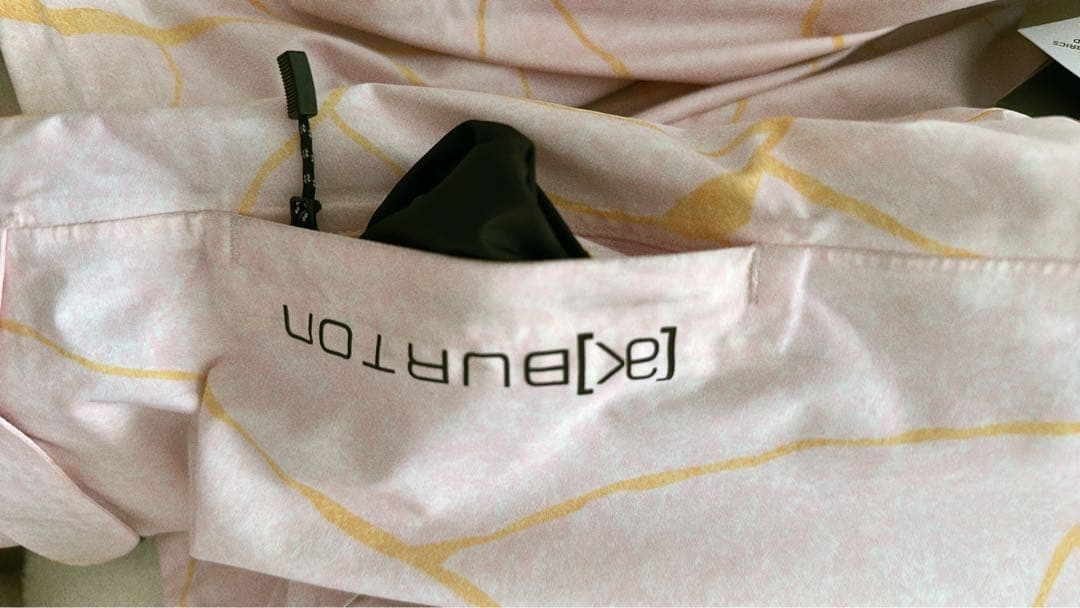 バートンAK GORE UPSHFTレディースS KINTSUGI柄　薄ピンク