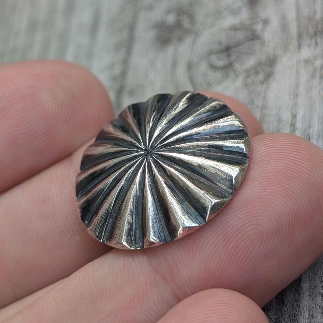 ハンドメイドのシルバーコンチョ　ヘアゴムなどに。　インディアンジュエリー風